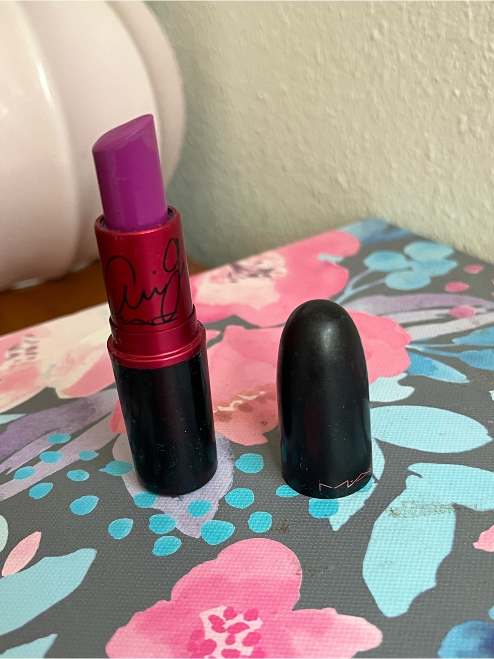 MAC RARE Ariana Grande Viva Glam 2 Matte Lipstick - Vibrant Violet
